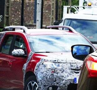 Auto Plus 1623 Un Dacia Duster camouflé ? Bizarre…