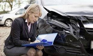 Auto Plus 1626 “ Puis-je choisir un autre expert que celui de l'assurance pour examiner ma voiture accidentée ? ” Malik B., par e-mail