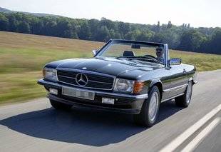 Auto Plus 1811 Auto Plus Classiques : Le Mercedes roadster 560 SL (1985)