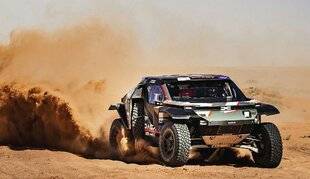 Auto Plus 1896 Le sport : Une première victoire pour Dacia au Dakar ?