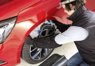 Auto Plus 1900 Les coachs Auto Plus : Installer facilement des chaussettes à neige