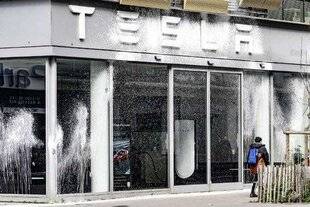 Auto Plus 1909 Comment les vendeurs Tesla gèrent-ils la “crise” que traverse la marque ?