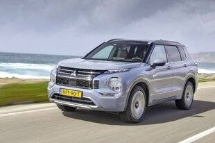 Auto Plus 1913 Panoramique : Le Mitsubishi Outlander 2.4 MIVEC Hybride Rechargeable 4WD de 306 ch