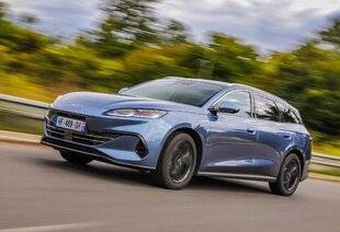 Auto Plus 1933 Panoramique : La BYD Seal 6 hybride rechargeable de 212 ch