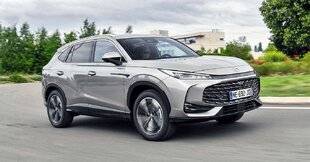 Auto Plus 1942 Un petit prix en chasse un autre