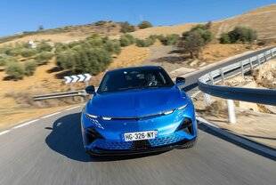 Auto Plus 1945 Essai : Le SUV électrique Alpine A390 GT de 400 ch