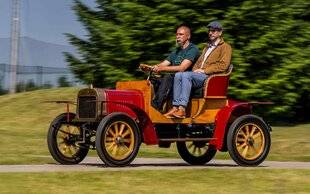 Auto Plus 1945 Auto Plus Classiques : La Laurin & Klement Type A (1905)