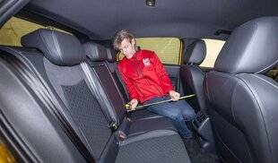 Auto Plus 1946 Le chiffre à retenir : 73 cm, Longueur d'assise AR