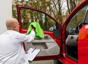 Auto Plus 1948 Set de 2 chiffons en microfibre XXL de GlartComparé à un chiffon traditionnel, un modèle en microfibre possède un maillage très fin, qui accroche les salissures plus facilement et offre une capacité d'absorption supérieure. Glart propose ici un lot de deux pièces destinées au séchage de la carrosserie, mais aussi au nettoyage de toutes les surfaces du véhicule, y compris les vitres et écrans.