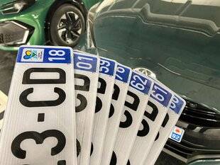 Auto Plus 1953 Peut-on encore obtenir des plaques sans montrer patte blanche ?