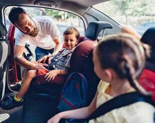 Auto Plus 1953 Deux enfants sur trois mal attachés en voiture