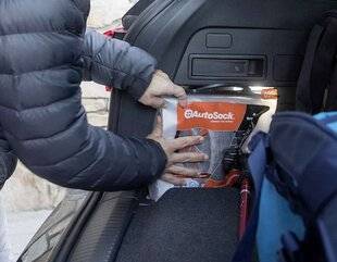 Auto Plus 1954 Caméra Qui acceptera de reprendre nos chaînes cachée à neige, si on ne s'en sert pas ?