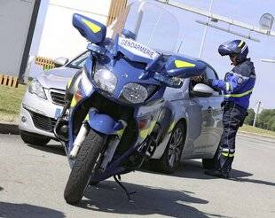 Auto Plus 1954 50 km/h de trop sur la route, c'est un délit