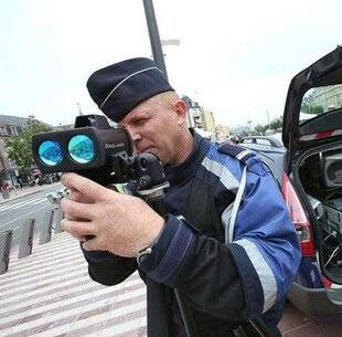 Auto Plus 1960 1 900 nouvelles “jumelles” pour les forces de l'ordre