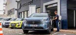 Auto Plus 1962 L’info utile : Plus de 200 000 véhicules rappelés en France - Risque d'incendie sur le 1.2 hybride de Stellantis