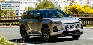 Auto Plus 1965  Panoramique : Le Toyota RAV4 2.5 Hybride 2WD de 185 ch
