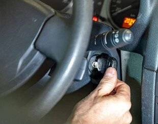 Auto Plus 1966 Tuto : Réalisez vous-même la vidange
