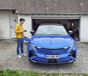 Auto Plus 1973 L'assurance affinitaire, taillée pour les électriques