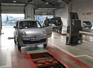 Auto Plus 1974  L’essentiel : Un tiers des voitures sans permis recalées au contrôle technique !