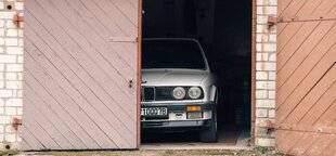 Auto Plus 1975 L’info utile : Voiture remisée au fond d'un garage, d'une grange… Peut-on se passer d'assurance ?