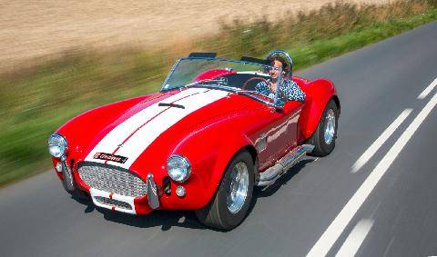 Auto Plus 1977 Il y a 64 ans, l’Américain Carroll Shelby créait l’AC Cobra Un mythe… qui déménage !