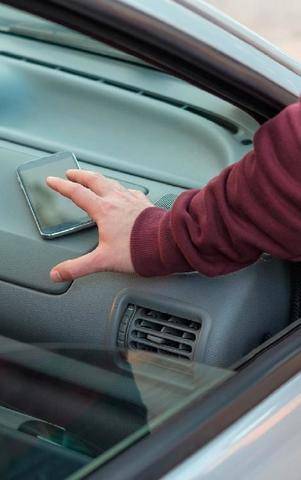 Auto Plus 1979 Voitures “dépouillées” La liste noire des villes touristiques