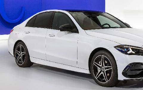Auto Plus 1983 La Mercedes Classe C thermique se remet au goût du jour Changement(s) de façade
