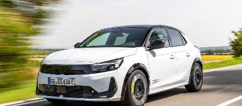 Auto Plus 1985 Près de 300 ch pour la Corsa Electrons chocs !