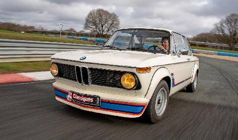 Auto Plus 1985 Il y a 53 ans, BMW lançait la 2002 Turbo Coup de folie chez les Bavarois