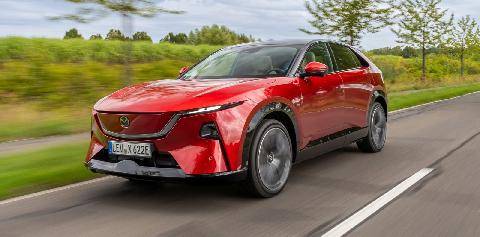 Auto Plus 1986 Premier test du SUV familial électrique de Mazda Un japonais un peu trop chinois…
