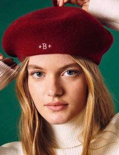 Nous Deux 3947 Un béret s'il vous plaît !