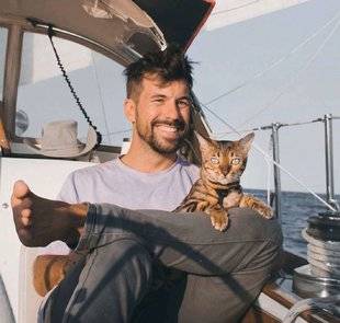 Nous Deux 3948 Albert: “En voilier, en voiture, en avion, je parcours le monde avec ma chatte Mia”