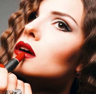 Nous Deux 3948 Après 40 ans… Gloss ou rouge à lèvres ?