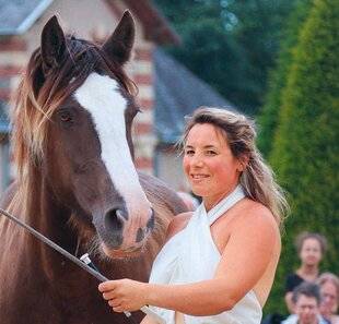 Nous Deux 4061 Camille : “Atteinte d'une sclérose en plaques, j'ai été sauvée par mon cheval”