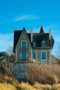 Nous Deux 4066 Une étrange maison