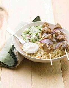 Nous Deux 4069 Brochettes d'agneau parfumées, concombre et feta à la menthe (pour 4 personnes)