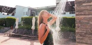 Nous Deux 4072 La douche solaire, un coin de fraîcheur au jardin