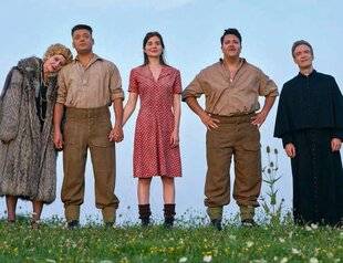 Nous Deux 4085 Kev Adams rejoue le débarquement !