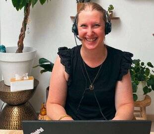 Nous Deux 4089 Cindy “Mon métier consiste à égayer le quotidien des seniors en leur téléphonant chaque semaine”