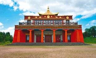 Nous Deux 4089 Un temple bouddhiste au cœur des volcans