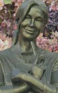 Nous Deux 4093 Une statue pour Bridget !
