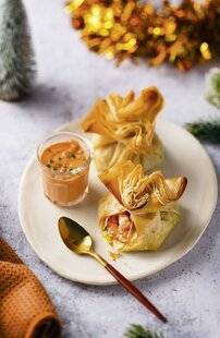 Nous Deux 4094 Aumônière de crevettes à la fondue de poireau, sauce corail