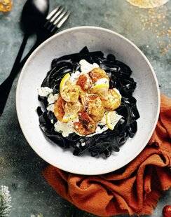 Nous Deux 4094 Pâtes à l'encre de seiche, pétoncles et crevettes