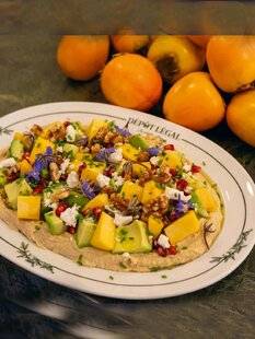 Nous Deux 4099 Salade de petit épeautre, houmous, kaki grillé, avocat et fleurs