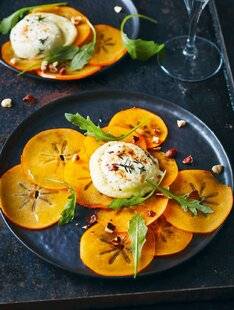 Nous Deux 4099 Carpaccio de kaki, roquette, noisette et chèvre chaud