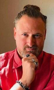 Nous Deux 4101 Mathieu Dans un palace, je devais répondre aux caprices et aux extravagances des clients les plus fortunés