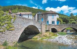 Nous Deux 4104 Lodève la ville qui tisse des histoires