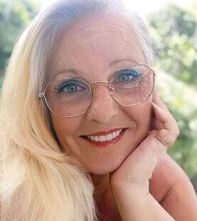 Nous Deux 4110 Emmanuelle Maman à 15 ans, j'ai été obligée d'accoucher sous X
