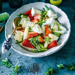 Nous Deux 4112 Asperges et fraises Le printemps est servi !