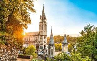 Nous Deux 4120 Lourdes, la cité mariale pyrénéenne